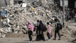 evacuation chaos unfolds in khan younis as gazans face unprecedented displacement
